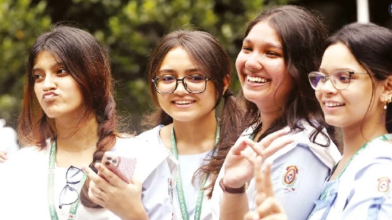 এসএসসি ও সমমান পরীক্ষার ফলাফল প্রকাশ ইংরেজি ও গণিতের ‘ধাক্কা