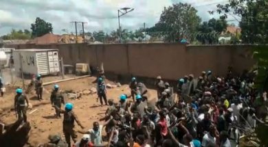 Civilians_attack_UN_basee_in_Congo(1)