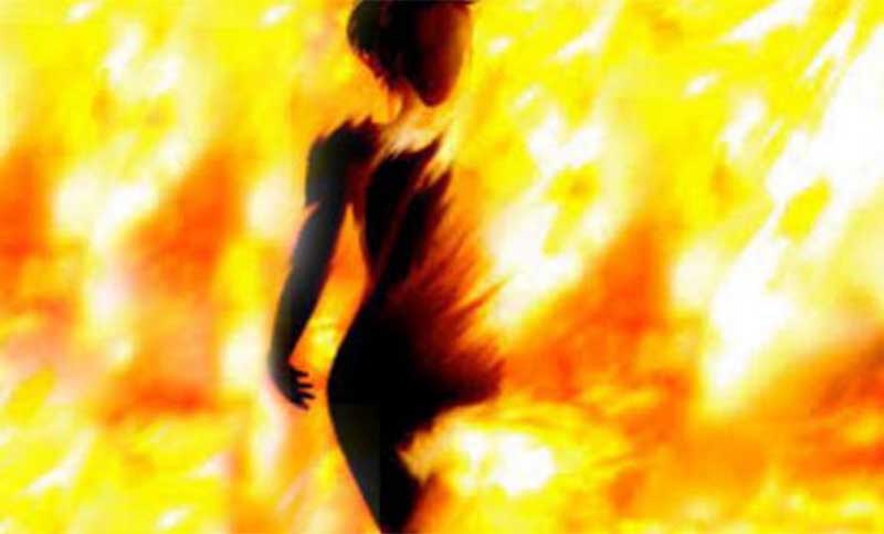 প্রেম প্রত্যাখ্যান করায় কলেজ শিক্ষিকাকে পুড়িয়ে হত্যা!