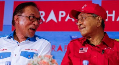 Mahathir Mohammad supports Anwar Ibrahim campaign in Malaysia