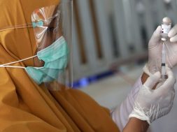 114241105_vaccinebandaaceh976_epa-750×430