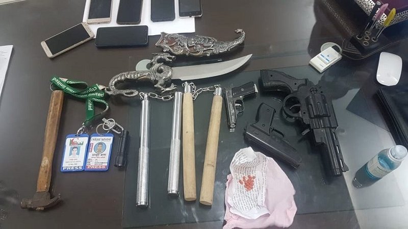 চট্রগ্রামে ২ যুবকের নগ্ন ভিডিও ধারণ, দুই নারীসহ গ্রেফতার ৩