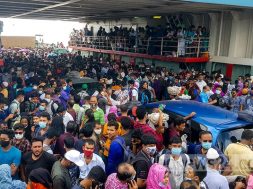 shimulia-ferry-crowd-lockdown-270621-005