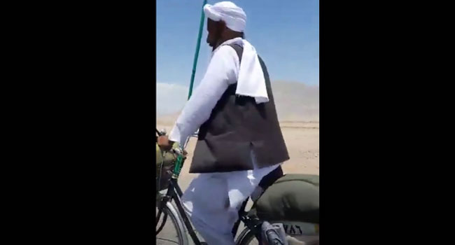 সাইকেলে চড়ে হজে যাচ্ছেন এক আফগান