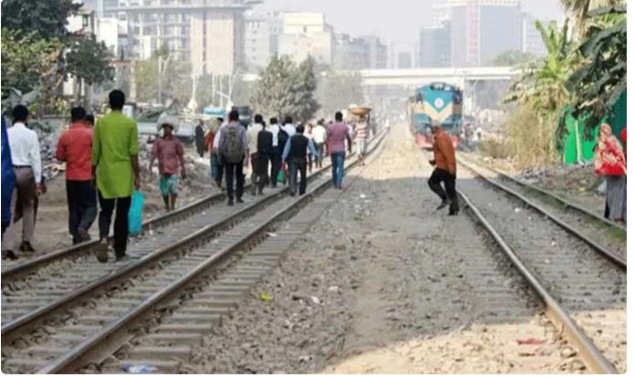 মহাখালীতে ট্রেনে কাটা পড়ে তিন পথশিশুর মৃত্যু