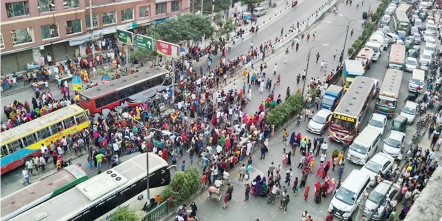 রাজধানীতে পোশাক শ্রমিকদের অবরোধ, তীব্র যানজট