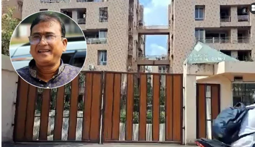 তিনজন ৩ দিনে ফ্ল্যাট থেকে বের হন