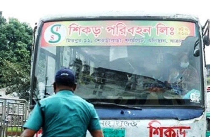 রাজধানীতে পুলিশ বক্সে ঢুকে গেল বাস, পুলিশ কর্মকর্তা আহত