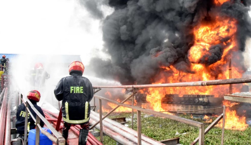 বুড়িগঙ্গায় ট্রলারে আগুনের ঘটনায় একজনের মরদেহ উদ্ধার
