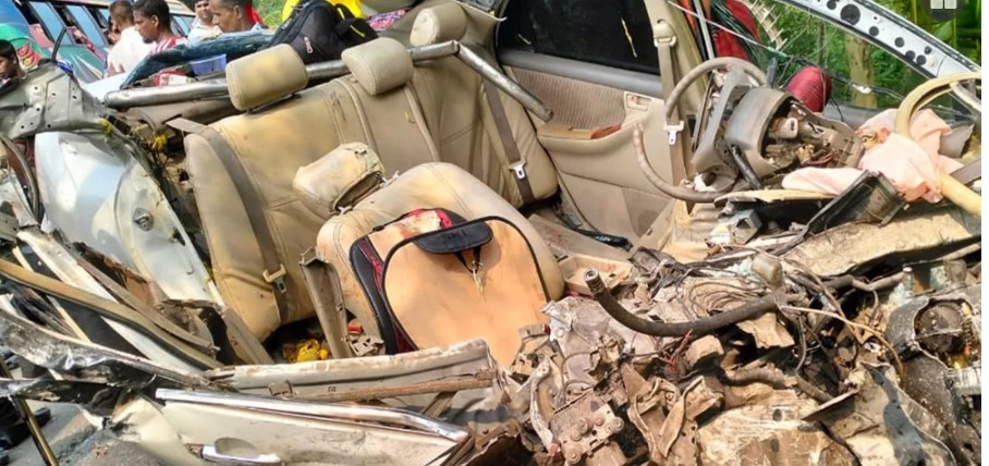 খুলনায় বাস-প্রাইভেট কারের সংঘর্ষে প্রাণ গেল ২ জনের