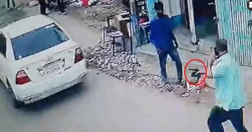 মতিঝিলে পিস্তল হাতে দৌড়াচ্ছেন একজন