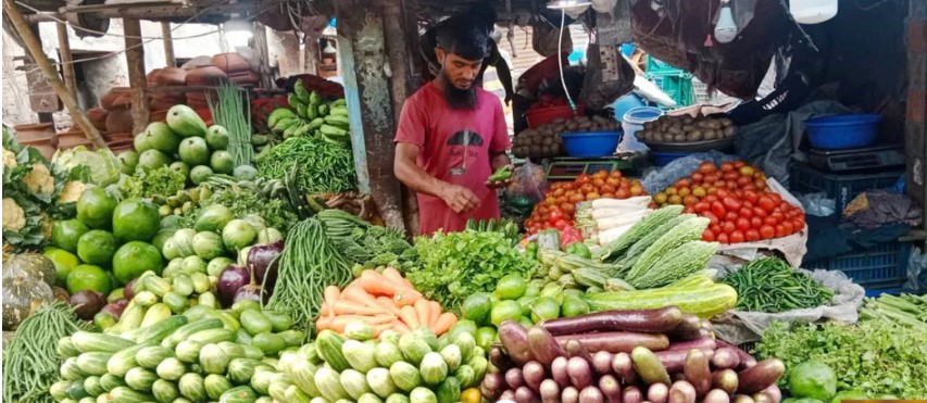 বাজারে বেড়েছে মরিচের ঝাল ও পেঁয়াজের ঝাঁজ