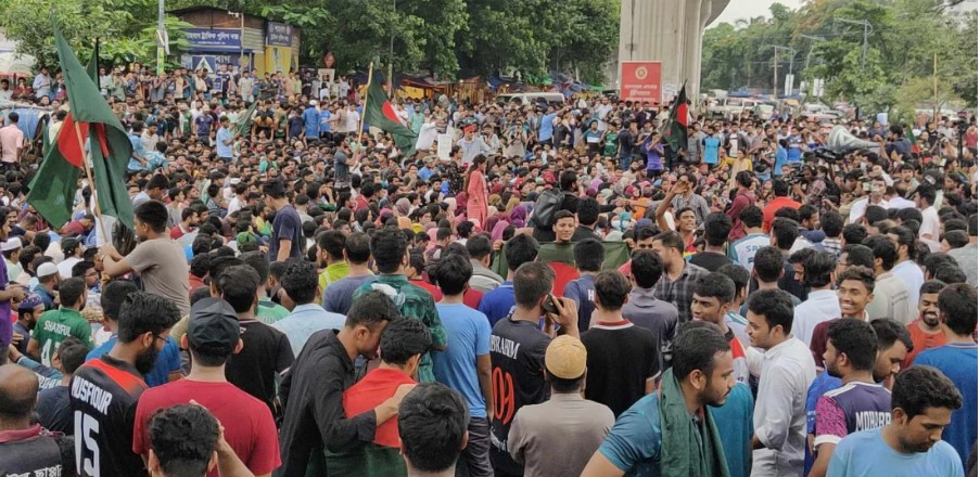 ‘কোটা না মেধা, মেধা মেধা’ স্লোগানে উত্তাল শাহবাগ