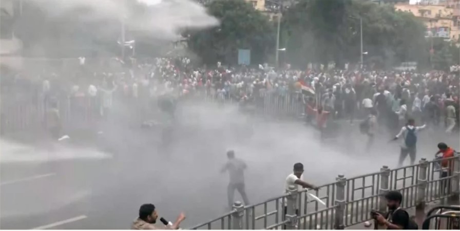 মমতার পদত্যাগের দাবিতে রণক্ষেত্র পশ্চিমবঙ্গ