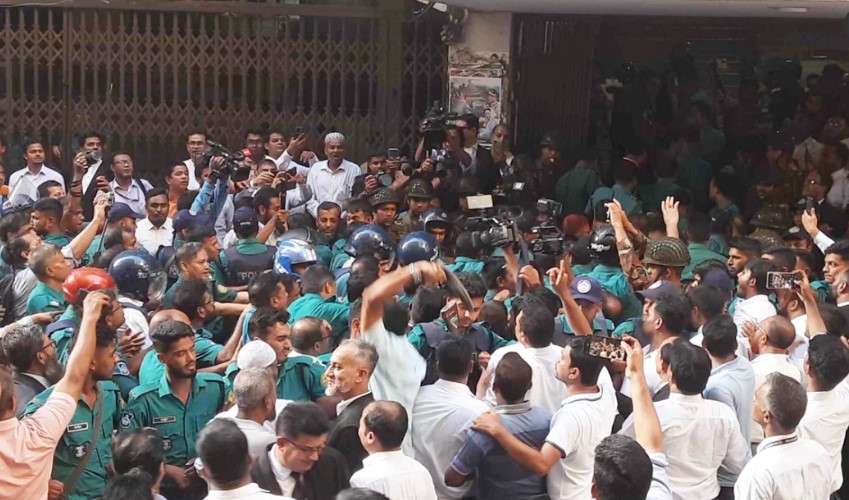 এবার ইনুকে জুতা-ডিম নিক্ষেপ