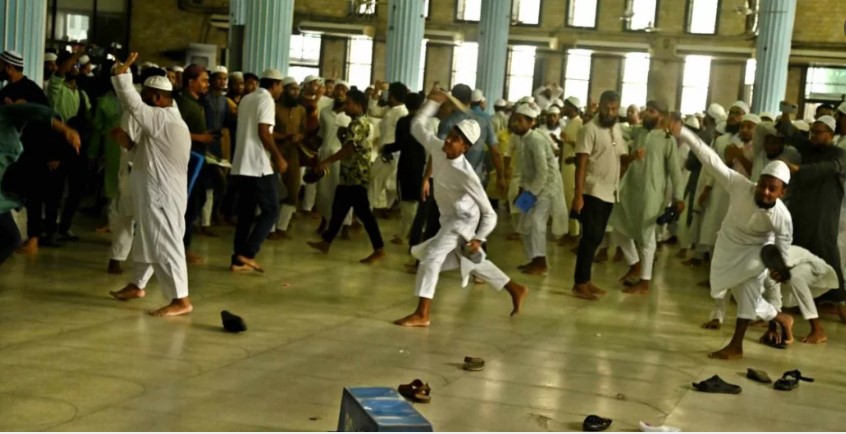 আগের খতিব ফিরে আসায় বায়তুল মোকাররমে সংঘর্ষ