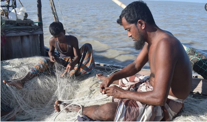 বাংলাদেশের জলসীমায় ভারতীয়দের রাজত্ব, অসহায় দেশি জেলেরা