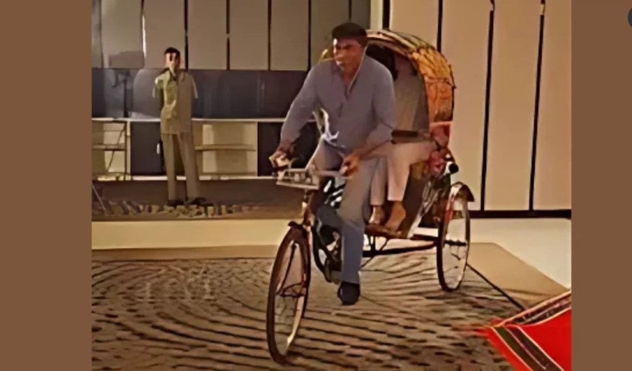 ঢাকায় স্ত্রীকে নিয়ে রিকশা চালালেন পাকিস্তানের হাইকমিশনার