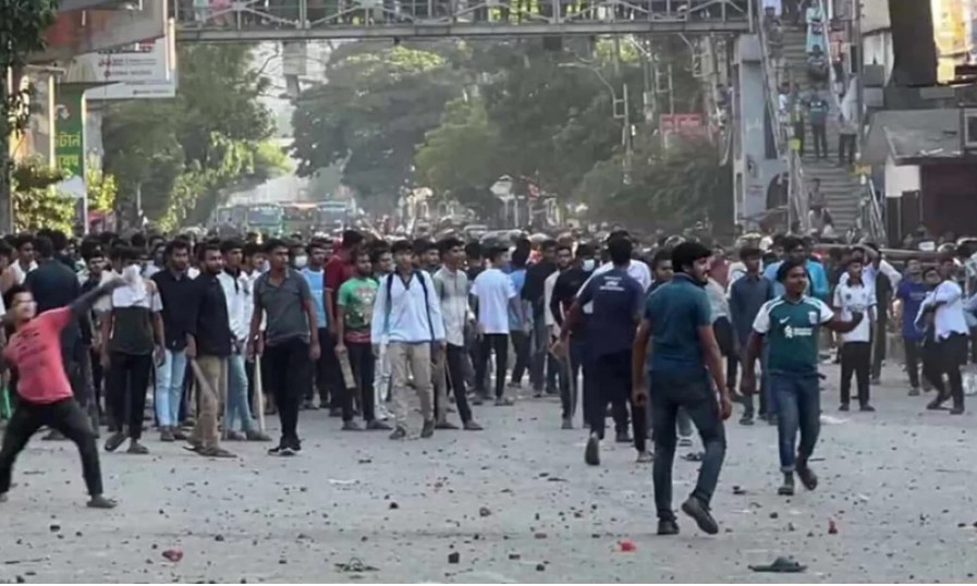 ঢাকা ও সিটি কলেজ শি ক্ষা র্থীদের সংঘর্ষে সা য়ে ন্স ল্যা ব রণক্ষেত্র, আহত অ ন্তত ১০