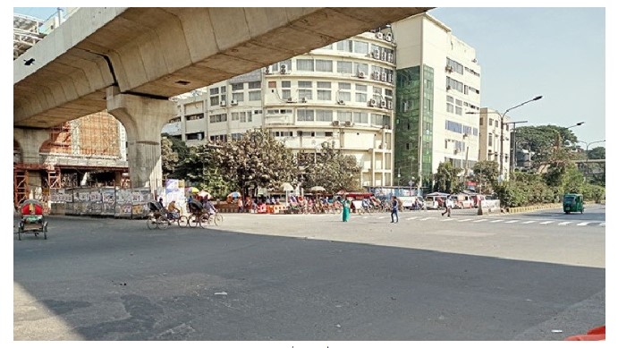 শাহবাগে ভাঙা সড়কের গর্তে মো ট রসা ই কেল, চালকের মৃত্যু