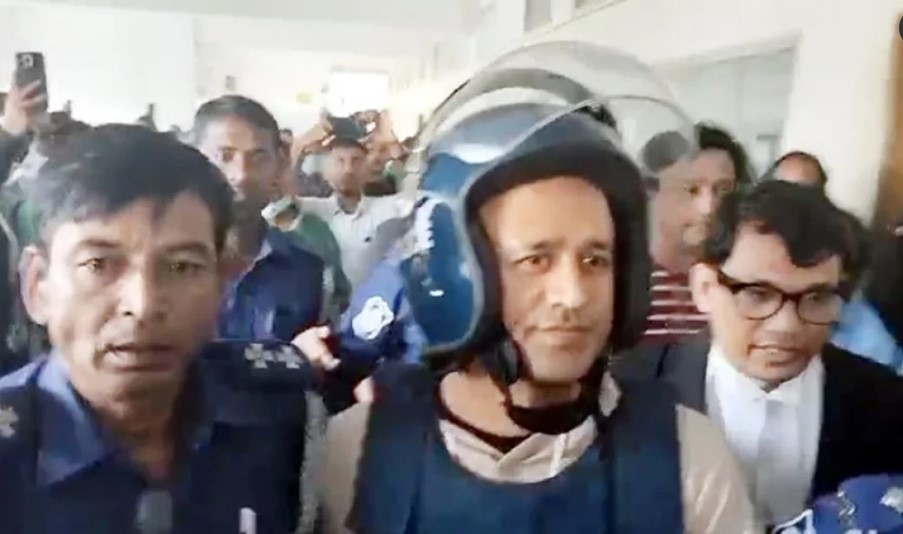 ব্যা রি স্টা র সুমনের ২ দিনের রিমান্ড মঞ্জুর, আদালতে ডিম নিক্ষেপ