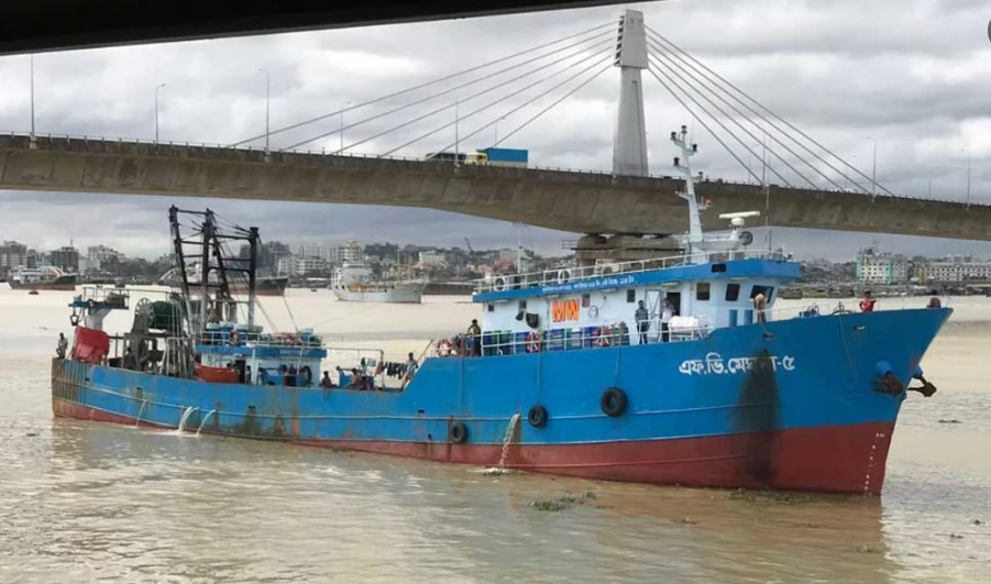 ৭৯  না বি ক সহ  দুই নৌ যা ন  ভারতে ধরে নিয়ে যাওয়ার অভিযোগ