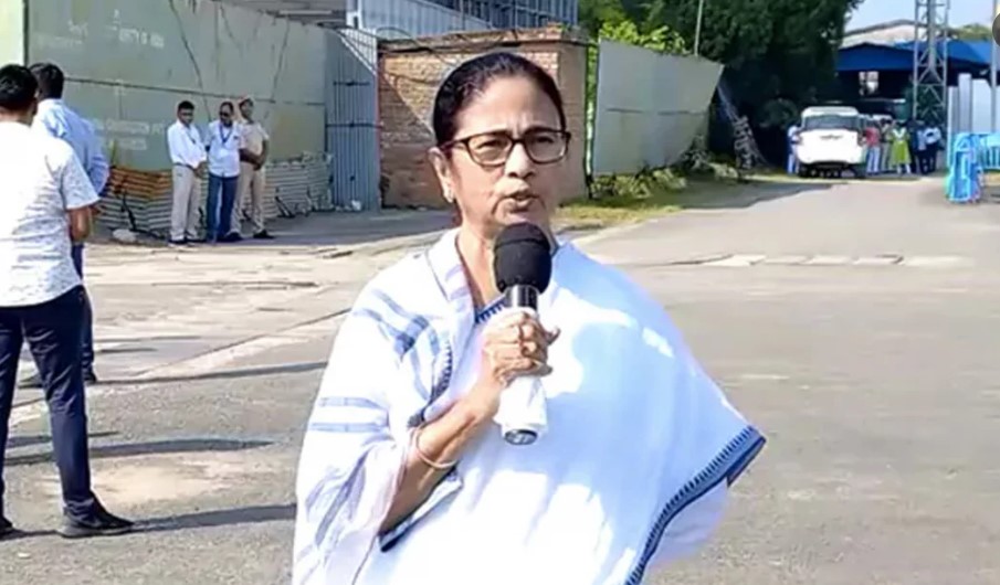 বাং লাদেশে  শা ন্তিরক্ষা বাহিনী মোতায়েনে মো দির  হ স্ত ক্ষেপ চান মমতা