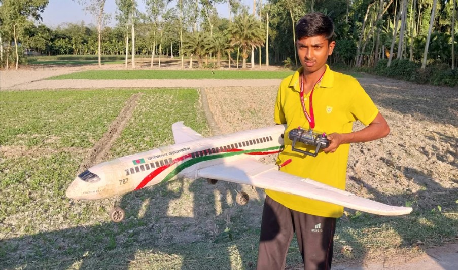 রি মো ট কন্ট্রোল বিমান তৈরি করে সাড়া ফেলেছেন স্কুলছাত্র শা মী ম
