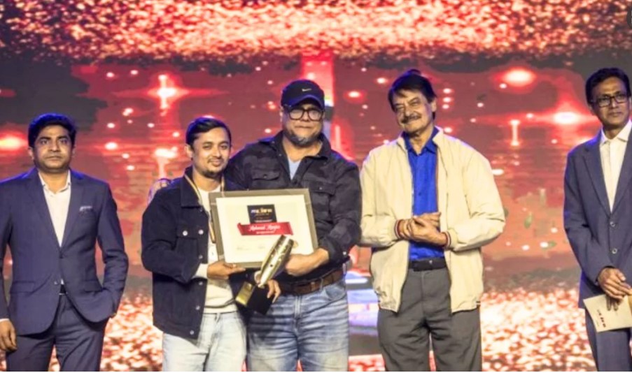 বছরের সে রা গীতিকবির পুরস্কার পেলেন  মাহ মুদ  মান জুর