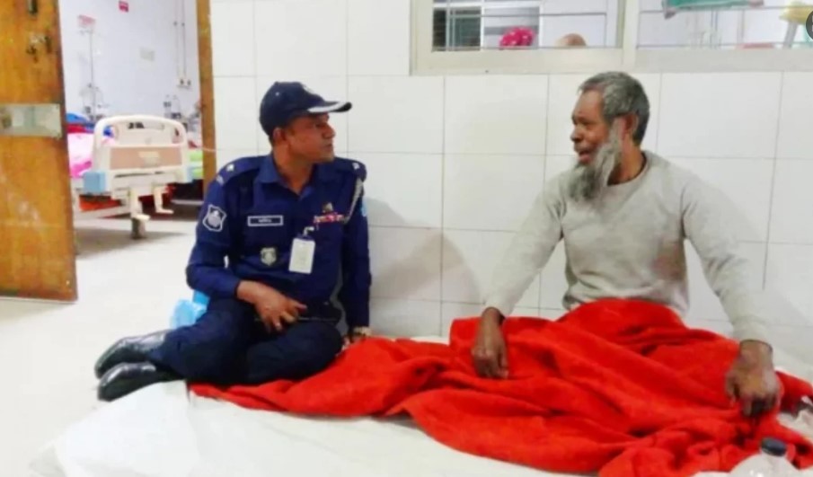 অ সু স্থ বাবাকে জ ঙ্গ লে ফেলে যান মেয়ে, দা য়ি ত্ব নিলেন ও সি