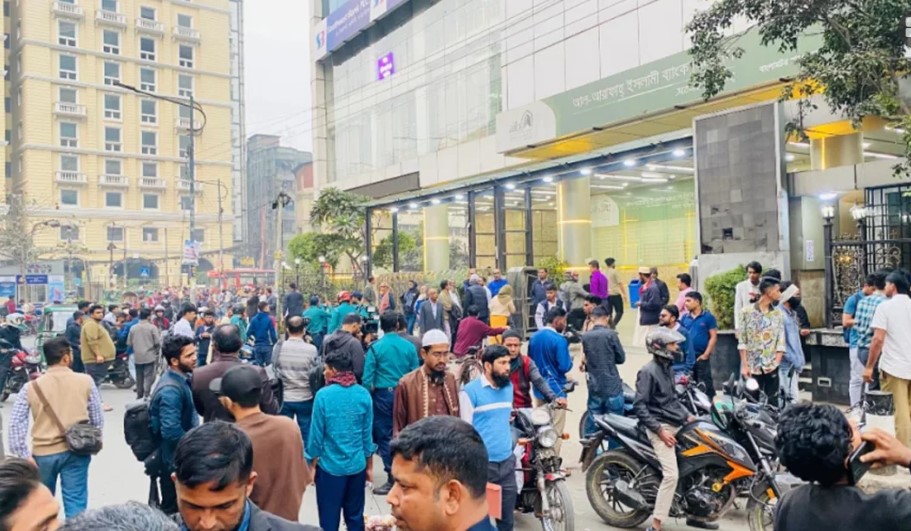 বাংলা মোটরে বৈষম্য বিরোধী ছাত্র আন্দোলনের দুই গ্রুপের মারা মারি