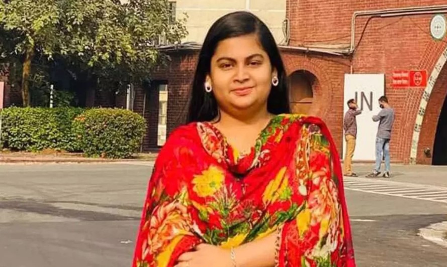 ভারতে পালা নোর সময় ইডেন কলেজ ছাত্র লীগ নেত্রী সুস্মিতা গ্রে প্তা র