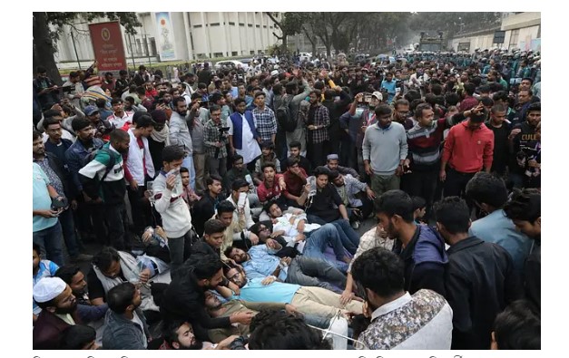 পদ যাত্রা শেষে সচিবালয়ের সামনের সড়ক অব রোধ জগন্নাথের  শি ক্ষা র্থী দের