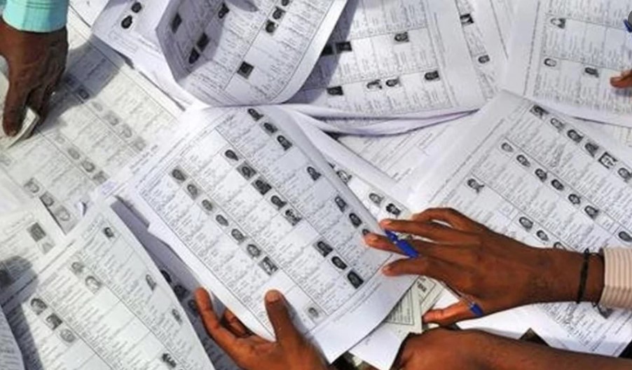 বৃ হ স্প তি বা র খসড়া ভো টার তালিকা প্রকাশ করবে ই সি