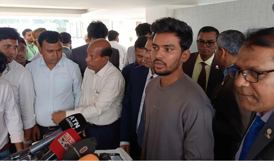 উপদেষ্টা আসিফ ‘অতি রিক্ত চাপ’ থেকে ডিসি রাও আগে স্থানীয় সরকার নির্বা চন চায়