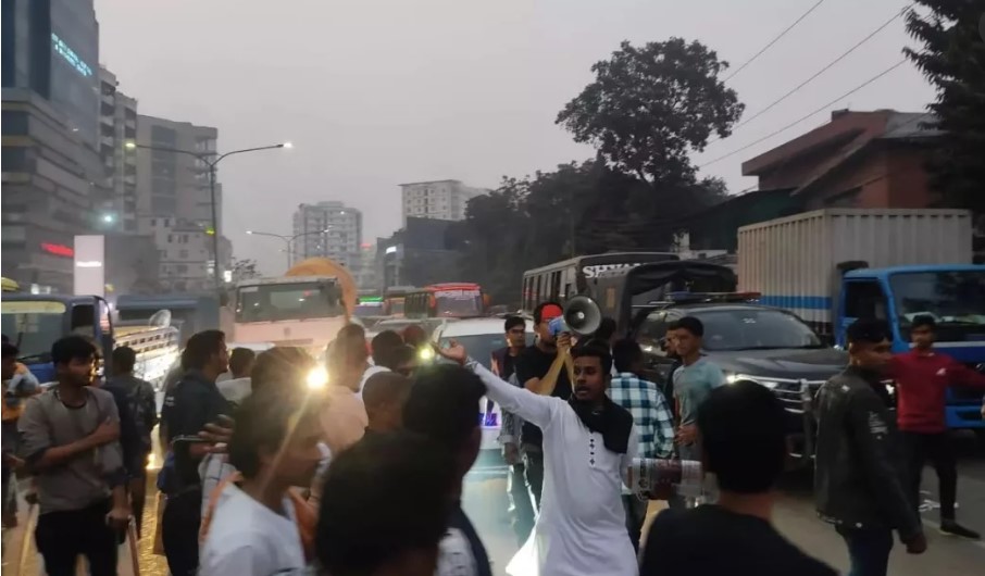 ৭ ঘণ্টা পর সড়ক ছাড় লেন আন্দোলন কারীরা, যান চলাচল শু রু