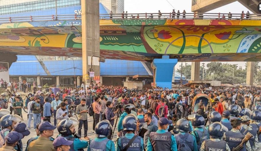 তিতুমীর শিক্ষার্থী দের ঘিরে রেখেছে আইন শৃঙ্খলা বা হিনী