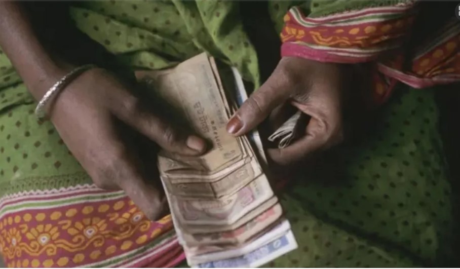 সঞ্চয় ভেঙে খাচ্ছে মানুষ