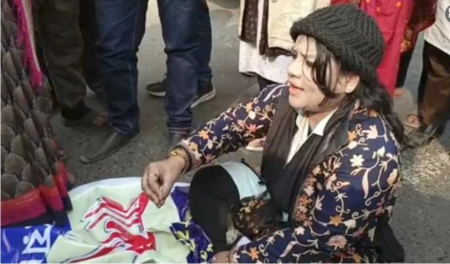 অনশন থেকে উঠে ওসির গাড়িতে হামলা, সেই নারী প্রভাষক গ্রেপ্তার