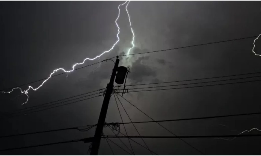 বজ্র পাতে সারাদেশে চার শিক্ষার্থী সহ ১০ জনের মৃ ত্যু