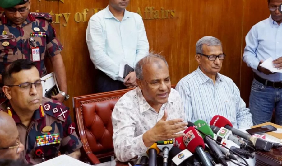 পুলিশের হাতে আর থাকবে না মার ণাস্ত্র: স্বরাষ্ট্র উপ দেষ্টা