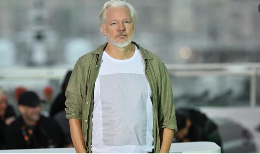 ই সরায়েলের হাতে নিহত গা জার শিশু দের নাম লেখা টি-শার্ট পরে কানে অ্যাসা ঞ্জ