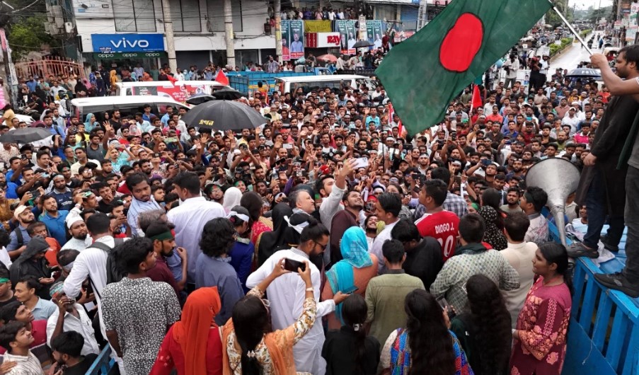 বৈশ্বিক গড় আয়ুর চেয়ে বেশি দিন বাঁচছেন বাংলাদেশিরা