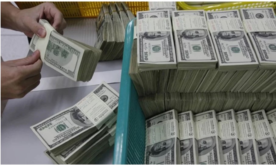 এক বছরে রে কর্ড ৪ বিলিয়ন ডলার ঋণ শো ধ সরকারের