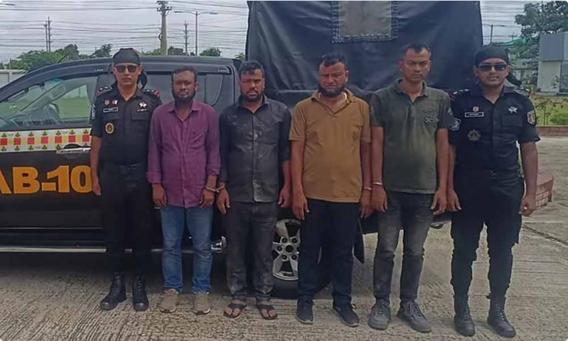 ভুয়া র‍্যা বকে ধাওয়া দিল আসল র‍্যাব, রা স্তায় দুই প ক্ষকেই পেটাল জনতা