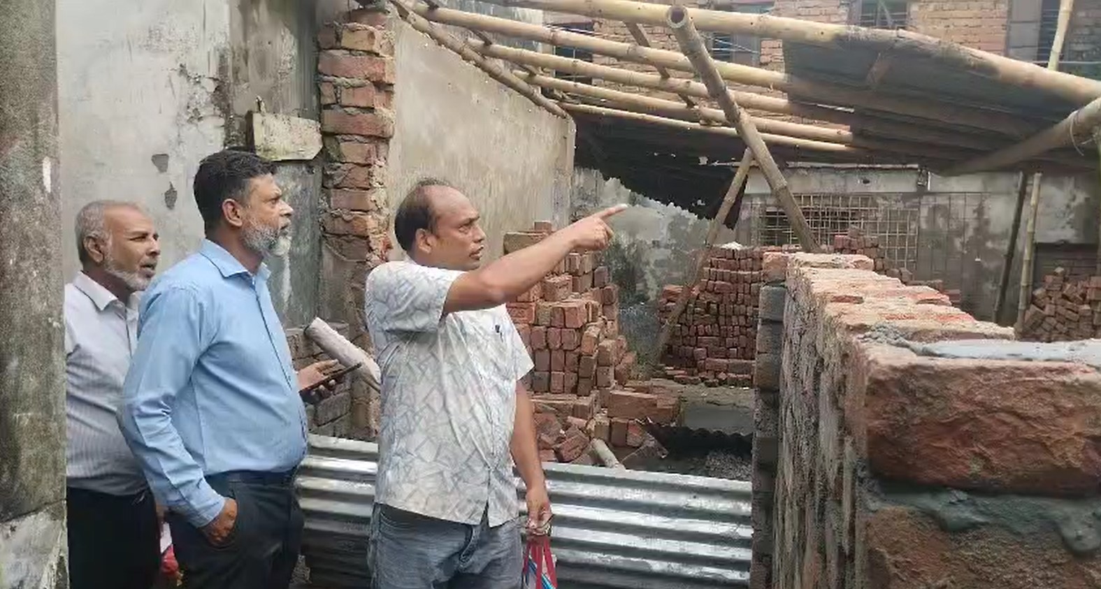 রাতের আধারে পাকা স্থপনা তৈরী করে মানুষের চলাচলের রাস্তা বন্ধ