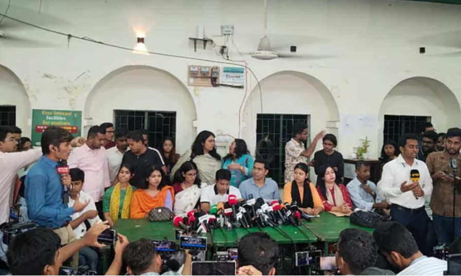 ডাকসু নির্বাচন ‘ম ব’ সৃষ্টি করে ফ জিলাতুন্নেছা হলে মনোনয়নপত্র সংগ্রহে বা ধার অভিযোগ