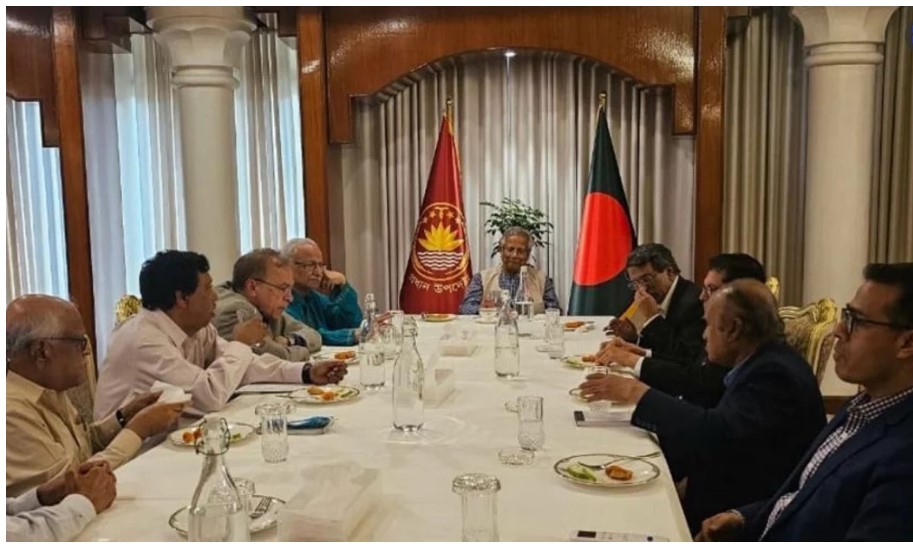 ঐকমত্য কমিশনের সঙ্গে রাজনৈতিক দলগুলোর বৈঠকে উপস্থিত থাকবেন প্রধান উপদেষ্টা