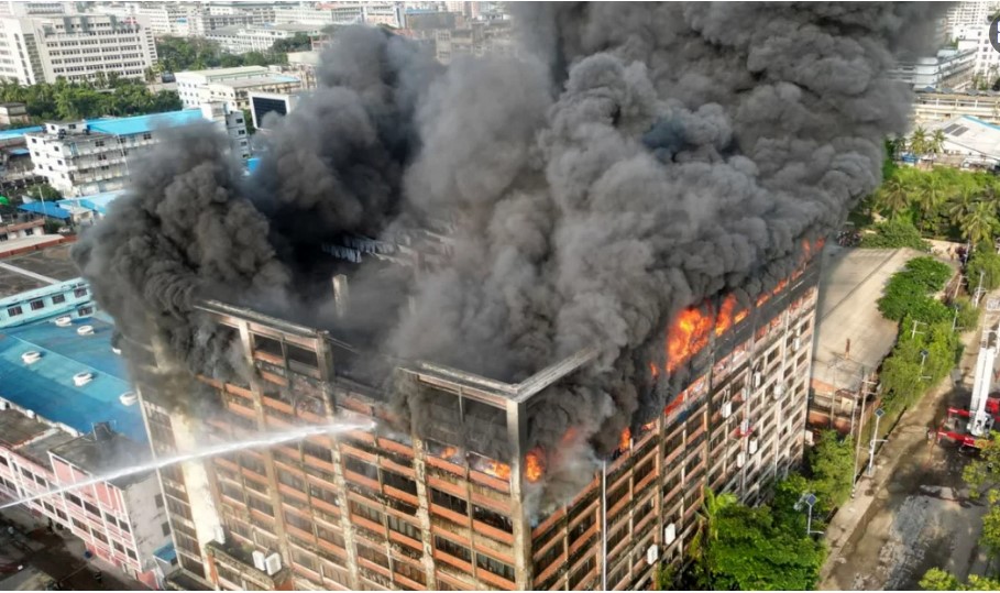 চট্টগ্রাম ইপিজেডে পোশাক কারখানায় আগুন, নিয়ন্ত্রণে ফায়ার সার্ভিসের ১৫ ইউনিট