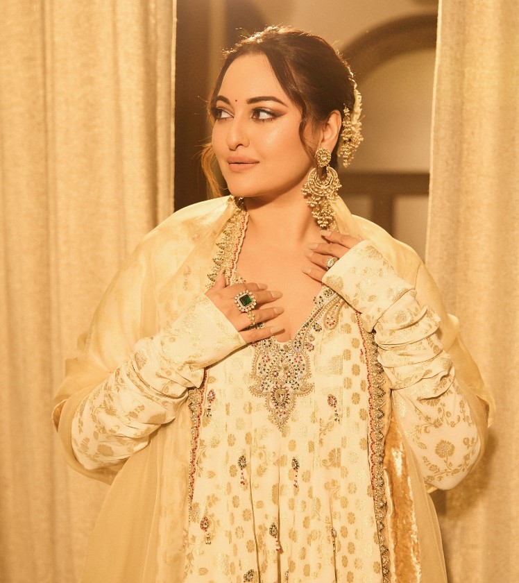 ১৬ মাসের গর্ভবতী হিসেবে বিশ্বরেকর্ড করলাম: সোনাক্ষী সিনহা